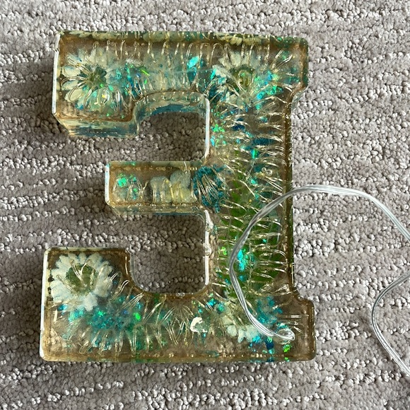 Vintage “E” resin piece, real florals and battery operated lighting! - Picture 7 of 10